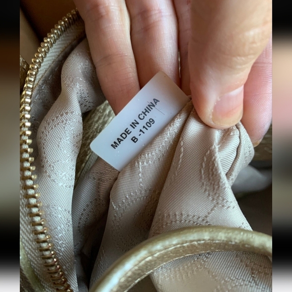 🍁🍂💣💫👀800$NWT !! SUPER RARE HTF!! MICHAEL KORS GOLD LEATHER MESH SATCHEl - Picture 4 of 11